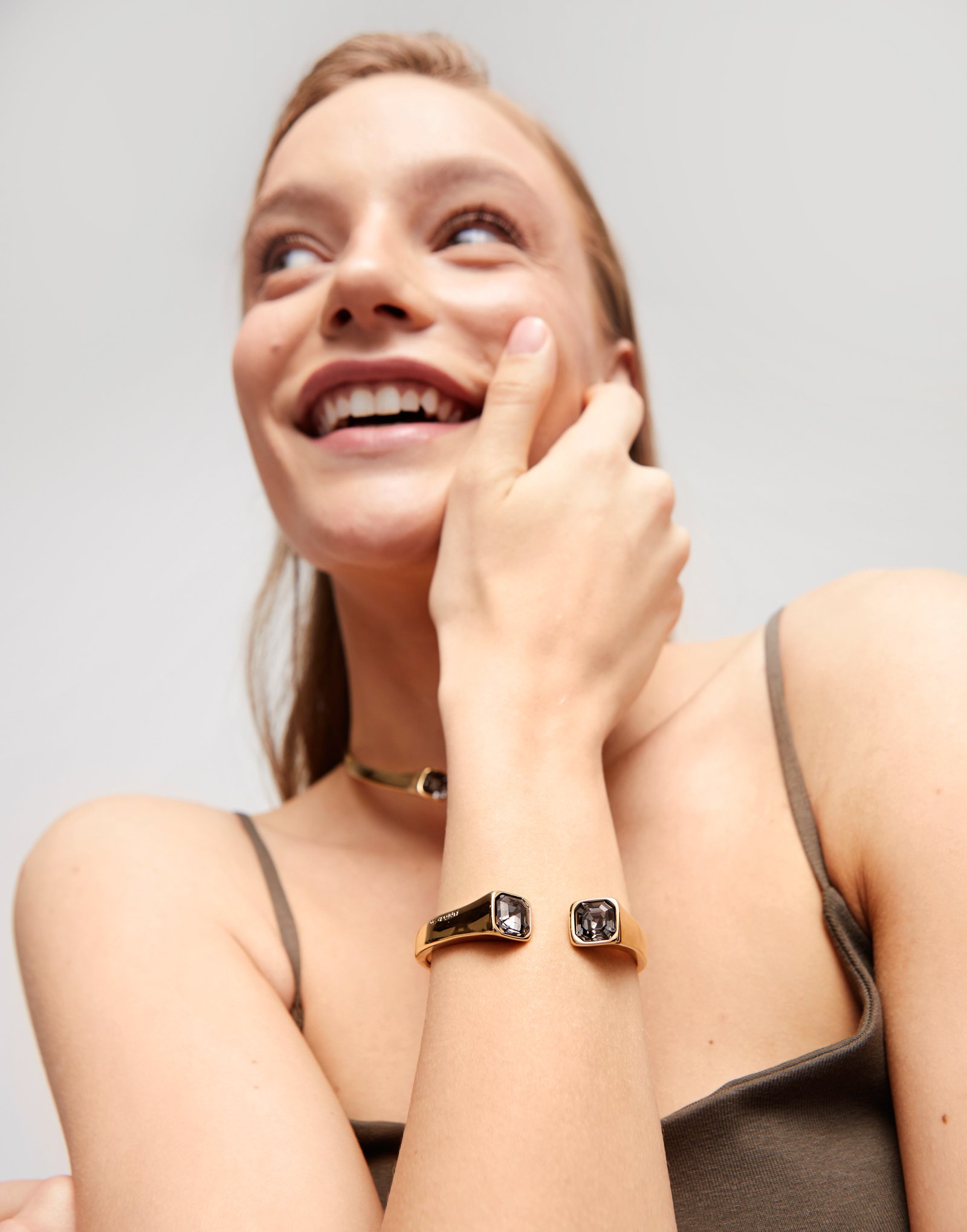 Bracciale placcato oro 18k con cristallo nero, Dorado, large thumbnail